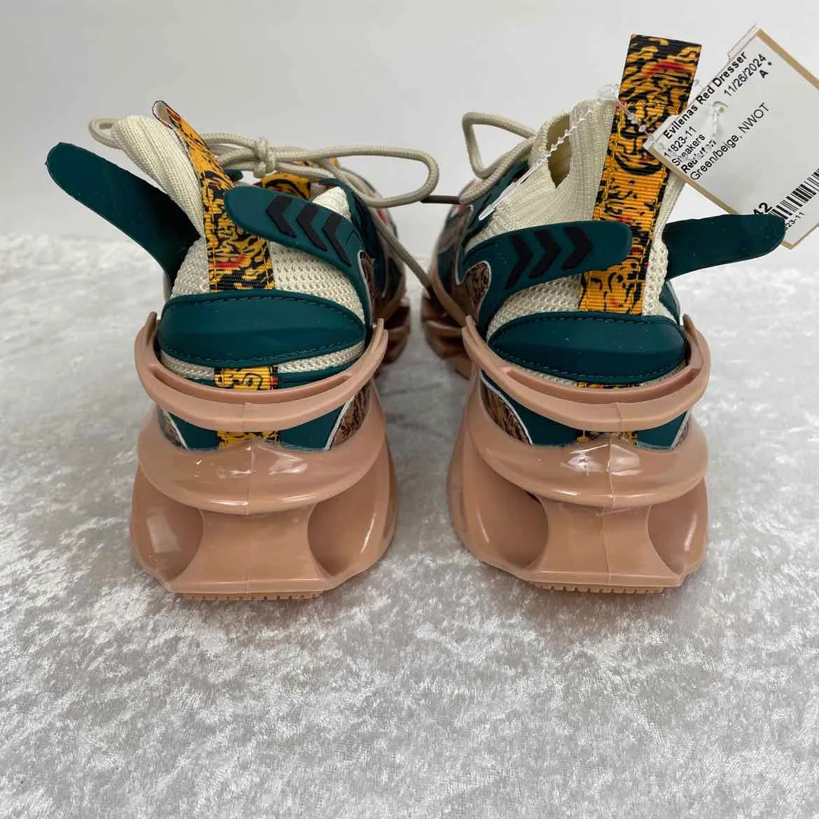 Reuluton Women Size 42 Green/beige NWOT Sneakers